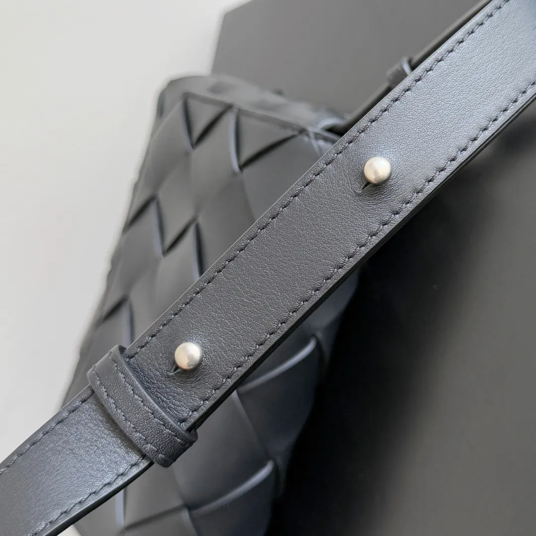 Batch 1860 BOTTEGA VENETA new Diago crossbody bag The diagonally built dynamic silhouette shows unique ingenuity. As a member of the B family's early autumn series, it uses the highest quality calfskin. The entire bag is softer, thicker and heavier, and durable. It is equipped with an adjustable strap. The texture of the 3cm wide leather strap is very similar to the litchi pattern. It is slightly stiffer than the litchi pattern. It is low-key, luxurious and full of connotation. It is refreshing and comfortable to match the upper body. Hu Yitian was also successfully captured by it. Style number: 795637 Size: 22.5*16.5*5.5cm